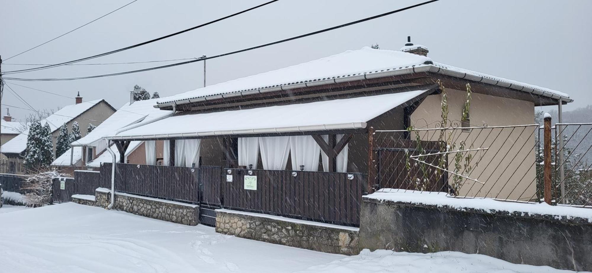 Lugas Apartman Miskolctapolca 2 Haloszoba Dezsa Es Jakuzzi Koezel A Barlangfuerdohoez المظهر الخارجي الصورة